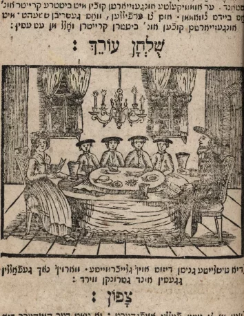Otworzona książka. Obie strony są poszarzałe. Na środku lewej strony ilustracja przedstawiająca kilka osób przy stole w eleganckim wnętrzu. Nad ilustracją i pod nią tekst w alfabecie hebrajskim. Prawa strona wypełniona tekstem.