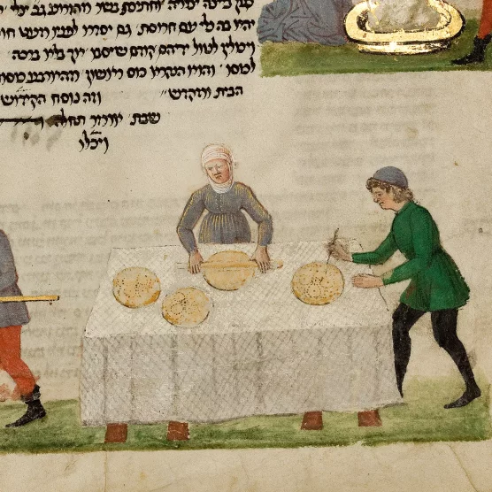 Poszarzała kwadratowa karta. Z lewej strony tekst w alfabecie hebrajskim. Z prawej strony i na dole kolorowe ilustracje przedstawiające przygotowania do kolacji sederowej.