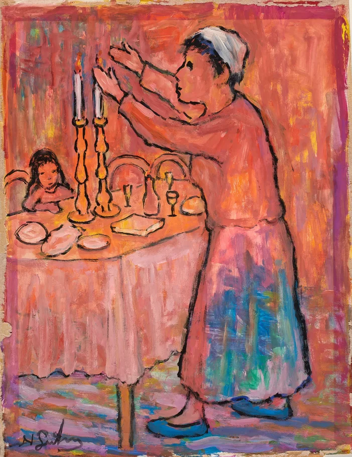 Obraz głównie w odcieniach pomarańczowego i różowego. Fragment stołu nakrytego obrusem. Przy stole siedzi dziewczynka, z drugiej strony stoi kobieta. Na stole dwie świece w wysokich świecznikach. Kobieta wznosi ręce w kierunku świec.