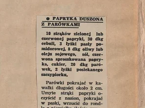 Rozłożony pożółkły zeszyt. Na jednej stronie wycinki z gazet z przepisami. Na drugiej u góry ręcznie napisany przepis na pierogi leniwe, pod nim 2 wycinki z gazet.