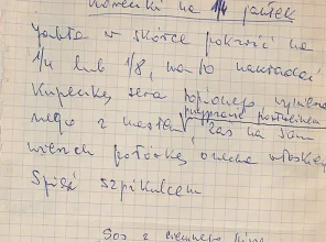 Rozłożony pożółkły zeszyt. Do kartki z lewej strony doklejony wycinek z kolorowej gazety z przepisami podpisanymi po niemiecku. Przepisy na drugiej stronie są zapisane ręcznie.